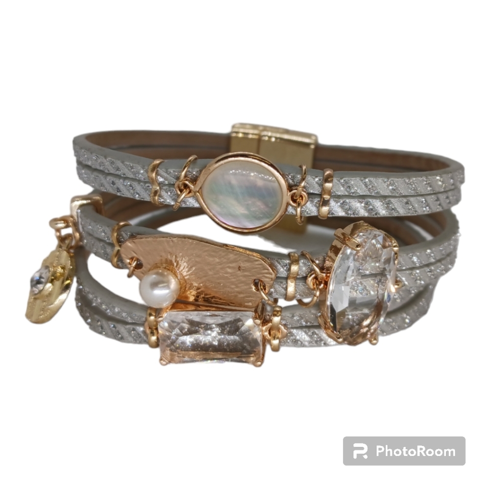 COPY - Leather & Glass stone bracelet with gold wing and pearl magnetic clasp